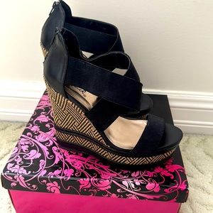 Platform sandals with a beautiful woven print!